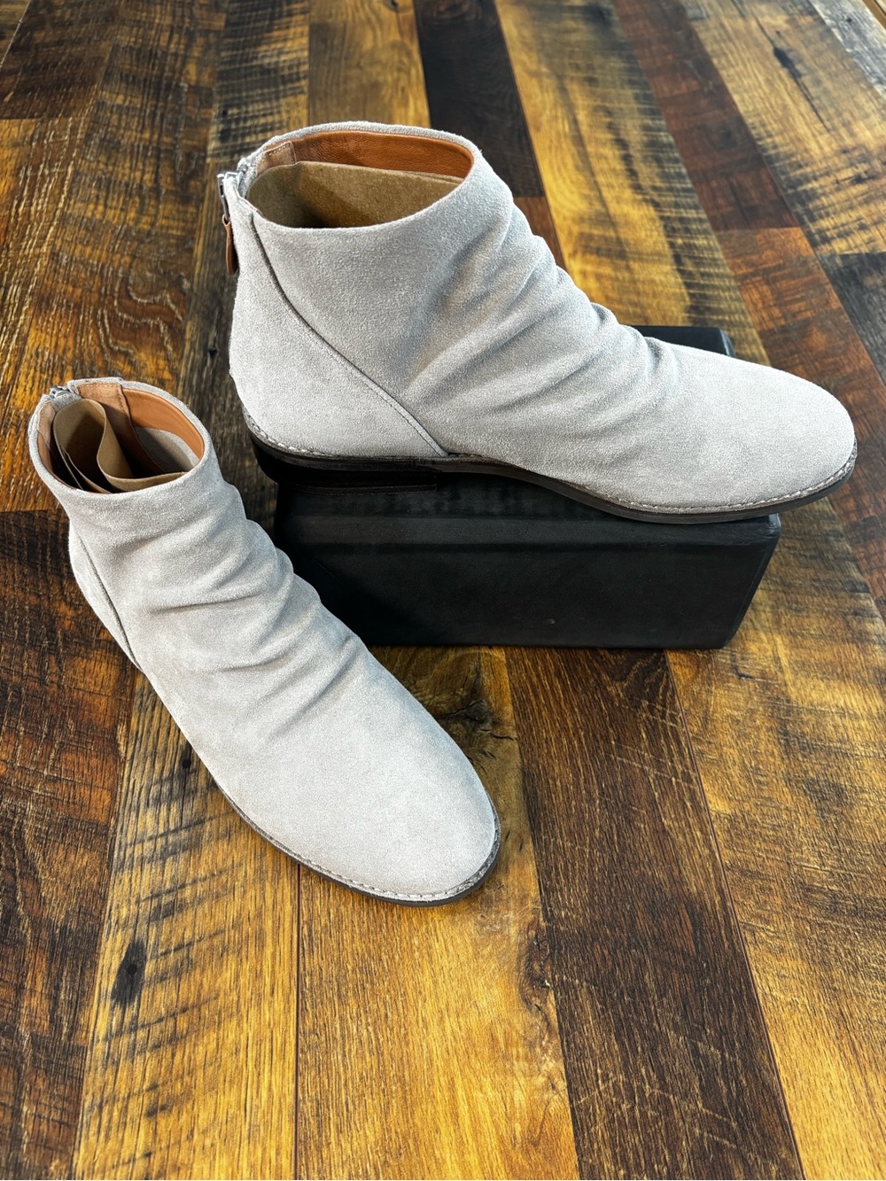 Gentle Souls by Kenneth Cole Women’s Suede Oyster Emma Zip Booties Size 8 NIB